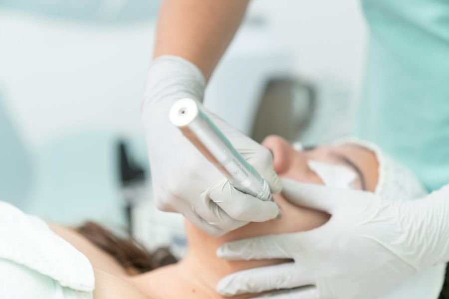 Consulta de dermatología estética facial