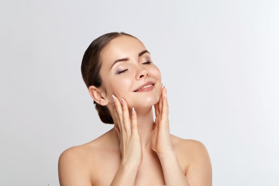 Rejuvenecimiento facial natural con enfoque dermatológico